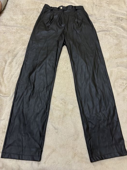 Шкіряні  брюки на тілі тканина розгладжується