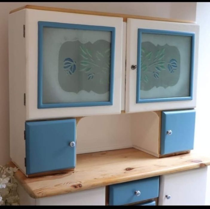 Praktyczny kredens kuchenny z lat PRL – szuflady i półki