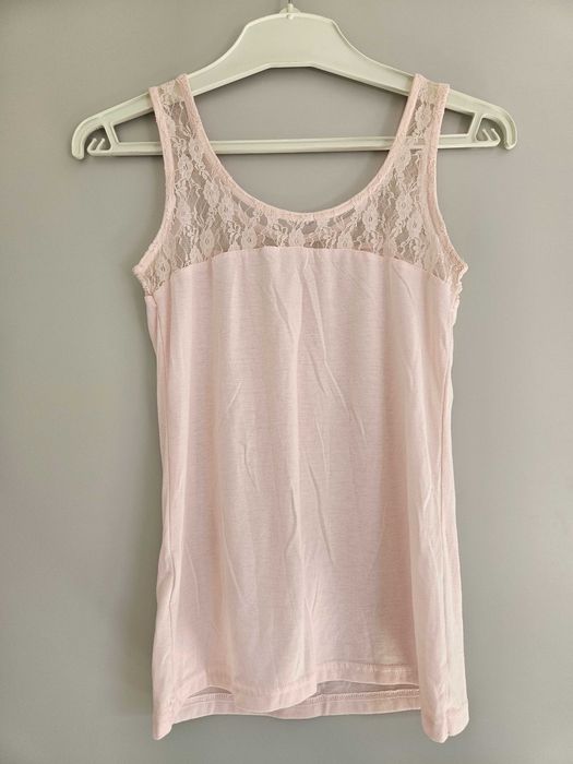 Top bluzka na ramiączkach pudrowy róż z koronką
