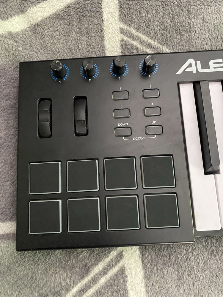Midi keyboard Alesis v49