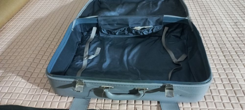 Шкіряний чемодан,  1990 року виготовлення,  з ключами, гарний стан