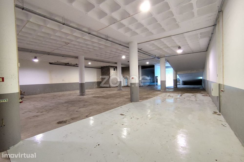 Armazém 782 m² com Parque Privativo – Caniço (Eiras)