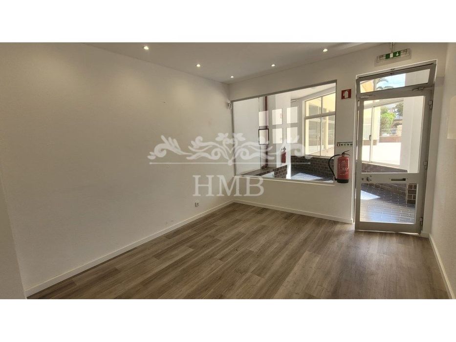 Loja de 13 m², remodelada - Edifício 3 Castelos-Praia da Rocha