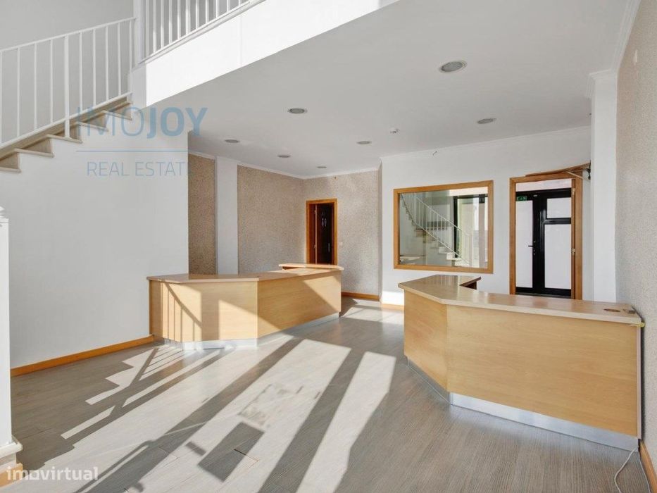 Espaçosa Loja para Venda em Peniche