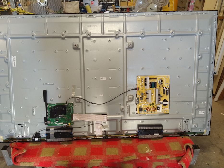 Smart TV Samsung 75 in peças UE75TU7025K  tela partida casa quarto.