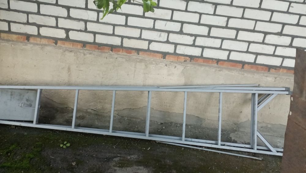 Драбина(стремянка), висотою більше 3 -ох метрів