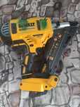 Gwoździarka DeWalt DCN693