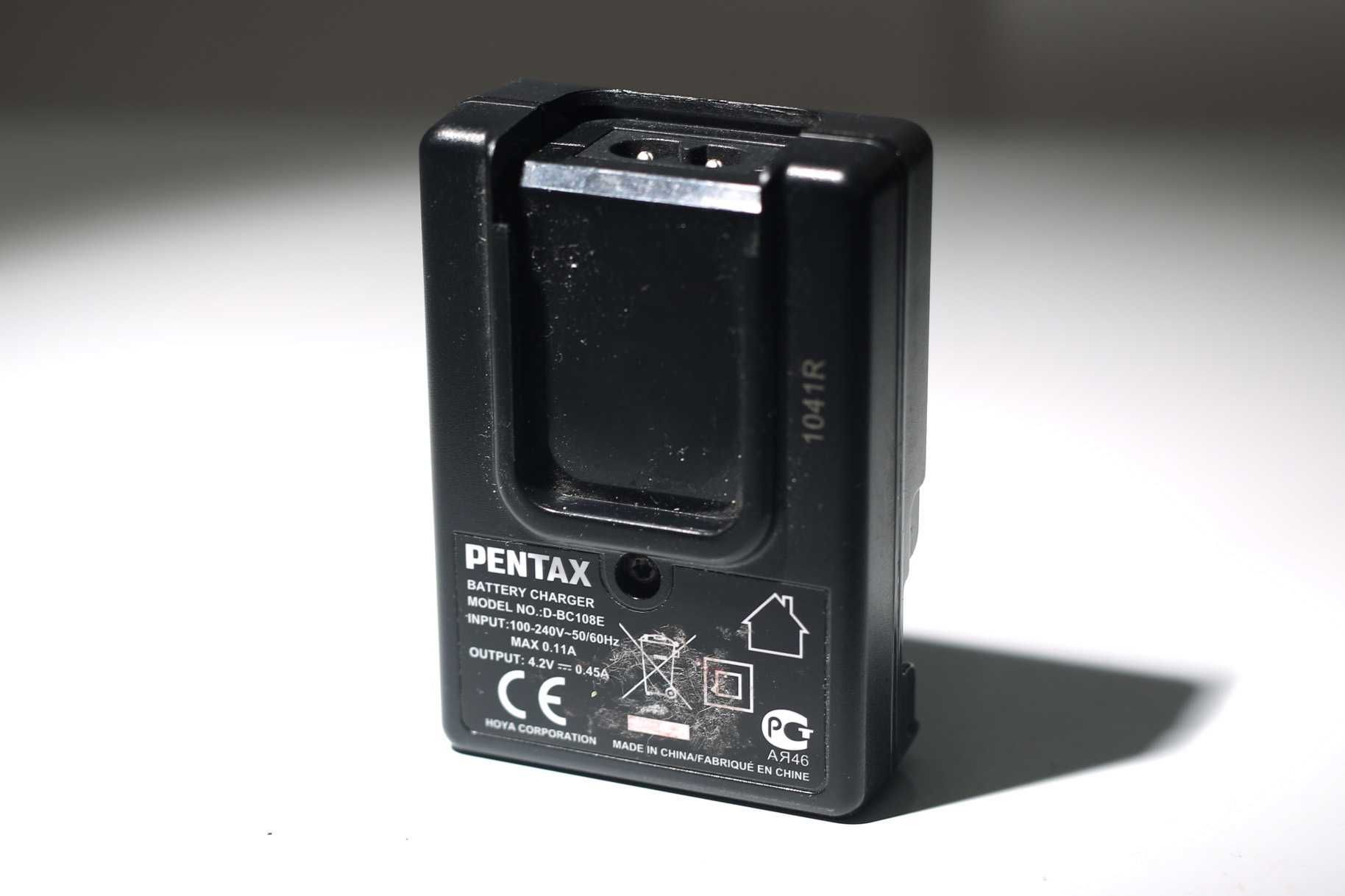 (c) Ładowarka D-BC108E do akumulatorów PENTAX