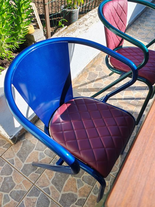 Vendo mesa de exterior com tampo em madeira e estrutura metálica