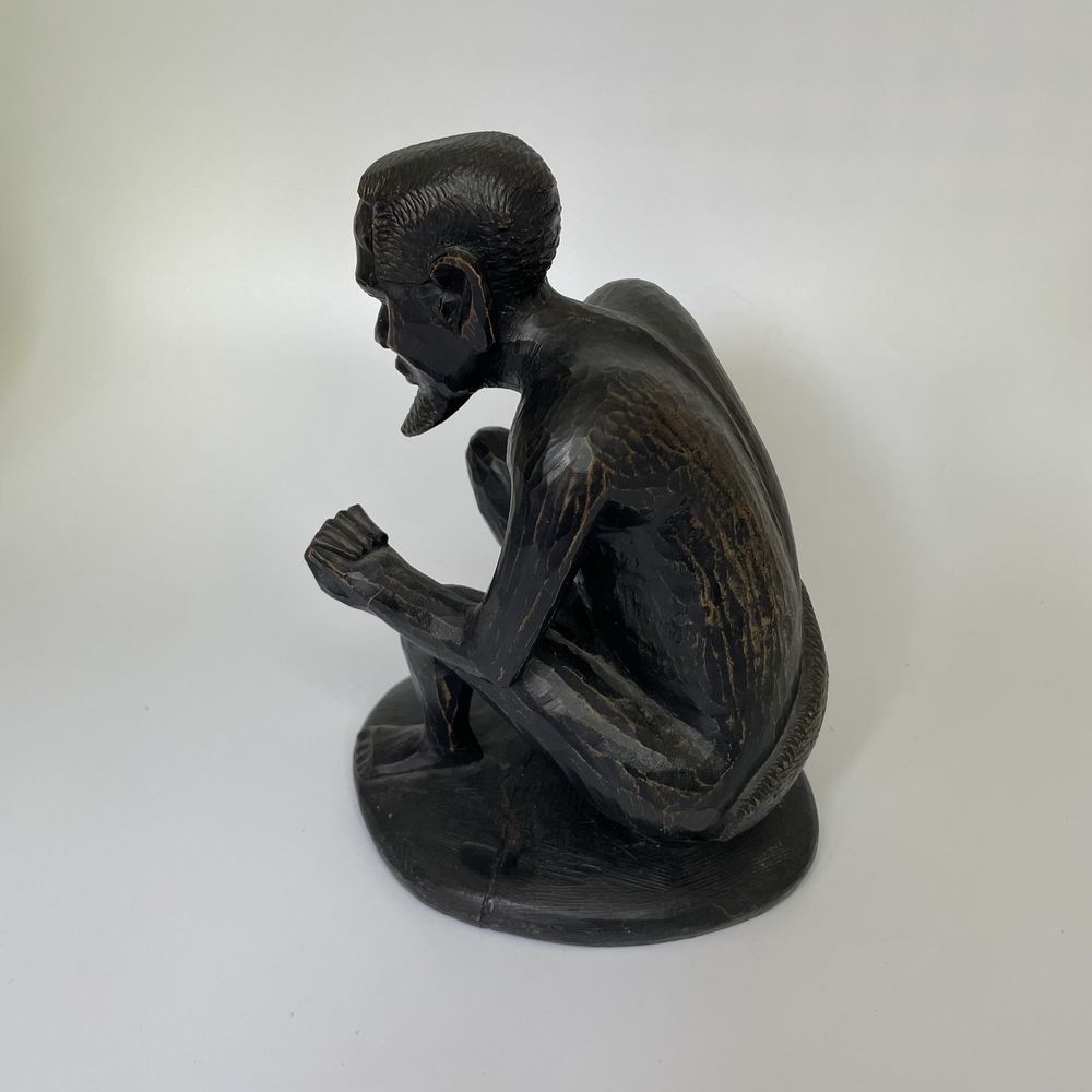 Zamyślony Afrykańczyk szaman przykucnięty rzeźba figura drewniana