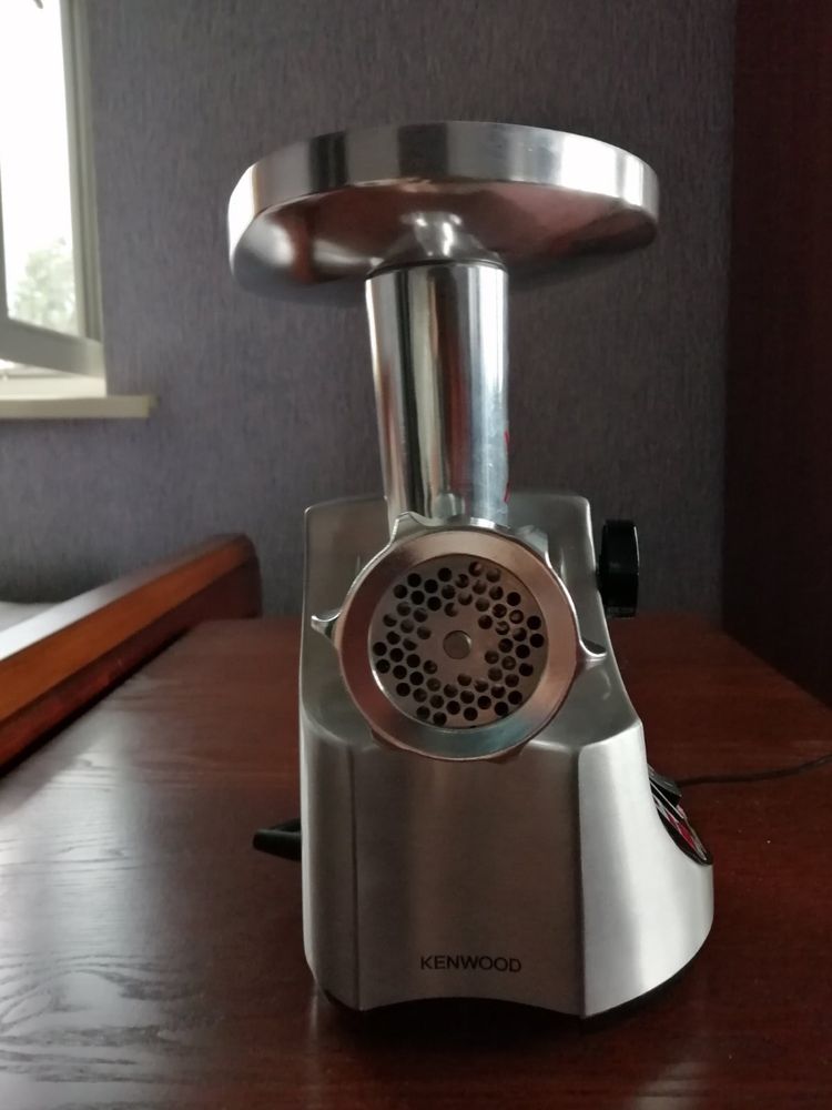 Продам электро мясорубку Kenwood