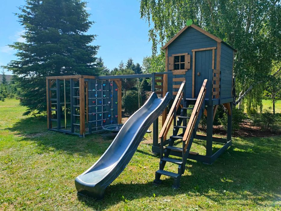 Domek prosty/krzywy z małpim gajem i huśtawkami
