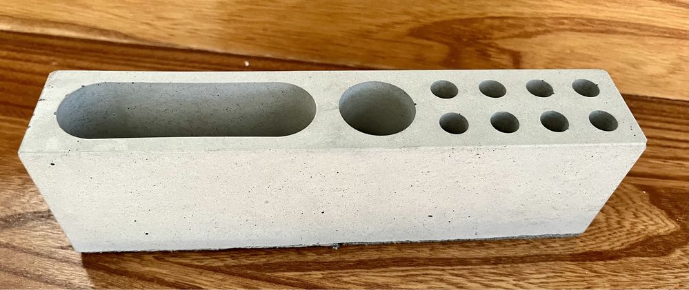 Loftowy, betonowy organizer na biurko