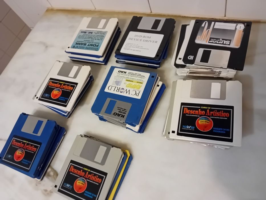 Conjunto de 75 Disquetes 3.5 DD