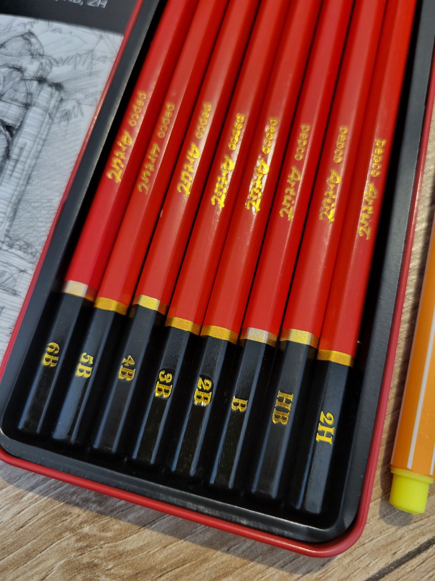 Ołówki i tęczowe długopisy