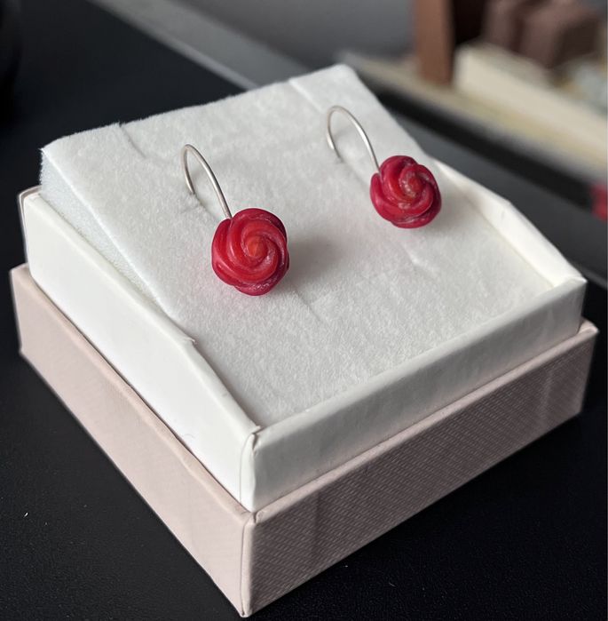 Srebrne kolczyki róże z koralem