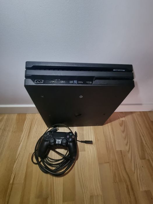 Ps4 pro w bardzo dobrym stanie  CUH16B problem z oprograwowaniem