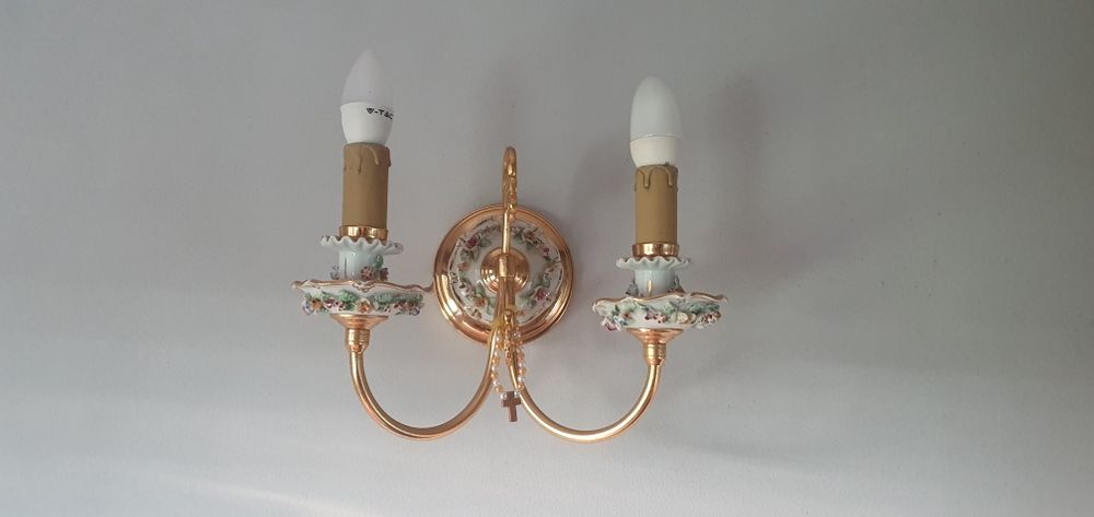 Aplique de parede antigo em porcelana e metal dourado