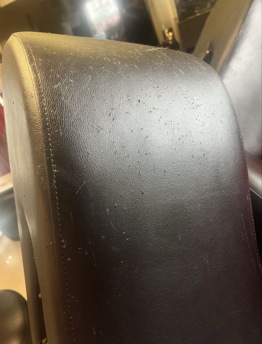 Fotel krzesło w kształcie buta na obcasie szpilka