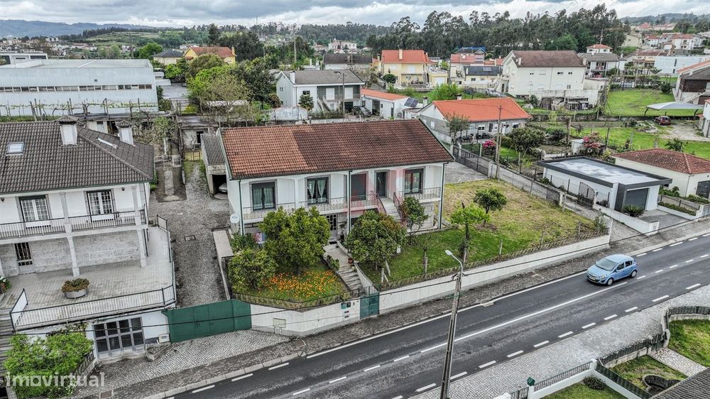 Moradia Bifamiliar T6 em Medelo, Fafe