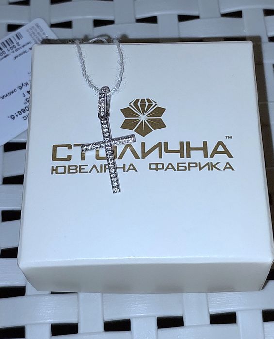 Хрестик з білого золота з фіанітами
