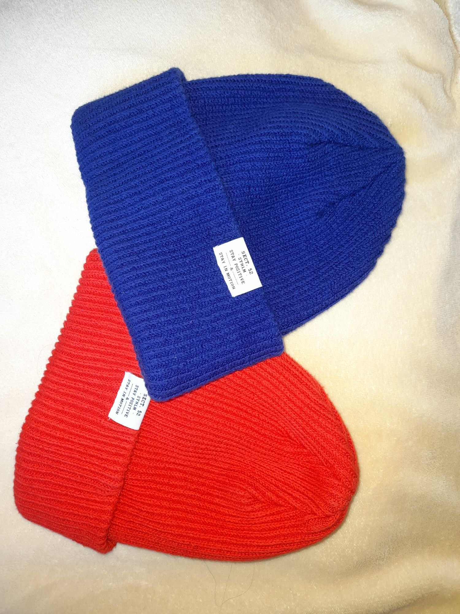 Gorros H&M, azul e laranja