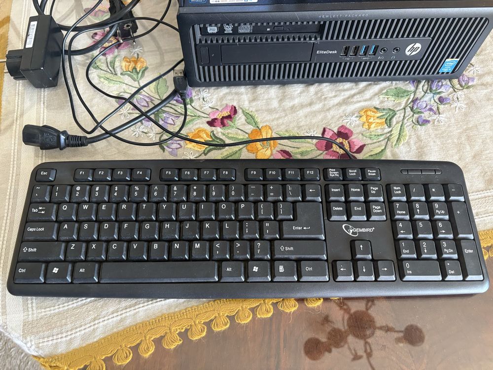 Komputer HP Elite Desk 800 G1 SFF z monitorem i klawiaturą