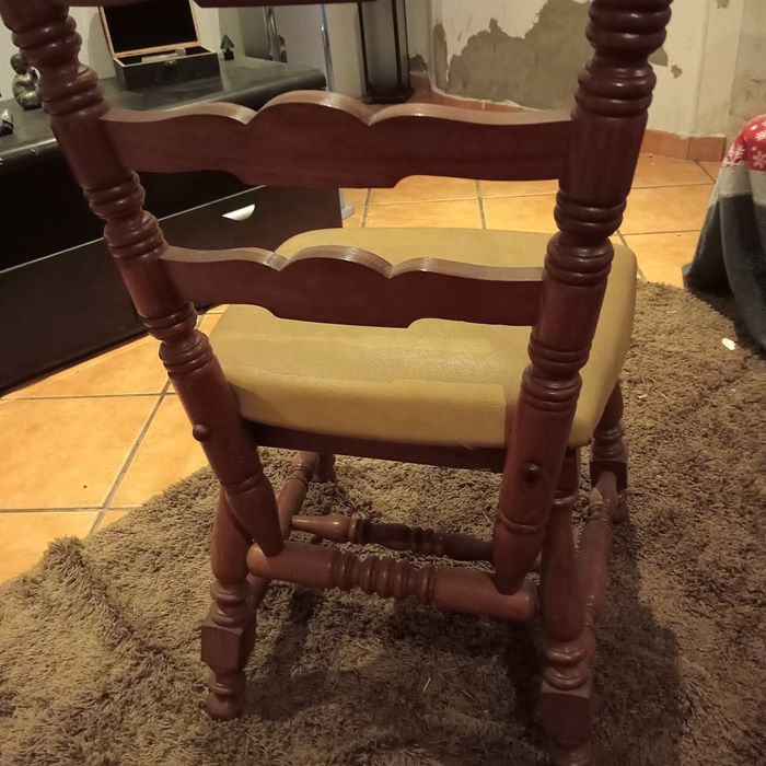 Cadeiras impecáveis sem risco algum  assento em couri creme   muito ra