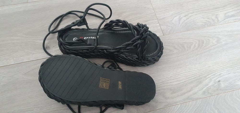 Sandały plecione na grubszej podeszwie