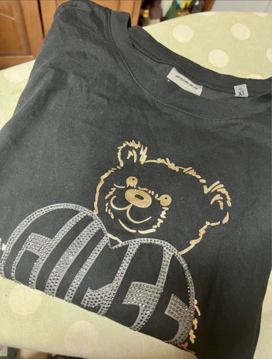 Tshirt Guess xl preta com ursinho prateado e douradoi