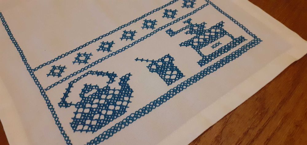 Serwetki 2 szt  bawełniane białe z niebieskim haftem retro