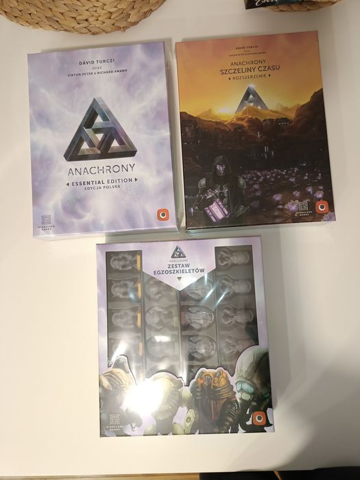 Anachrony+ szczeliny czasu+ egzoszkielety