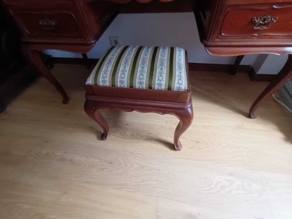 Penteadeira/ toucador estilo Queen Anne.