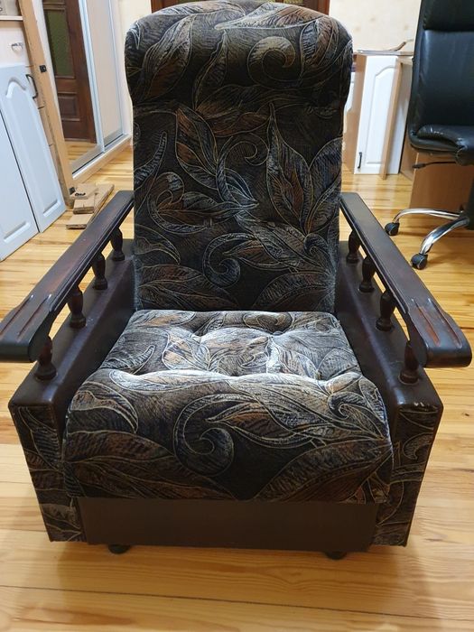 Диван розкладний з вставками з дуба та 2 кресла з ручками з дерева