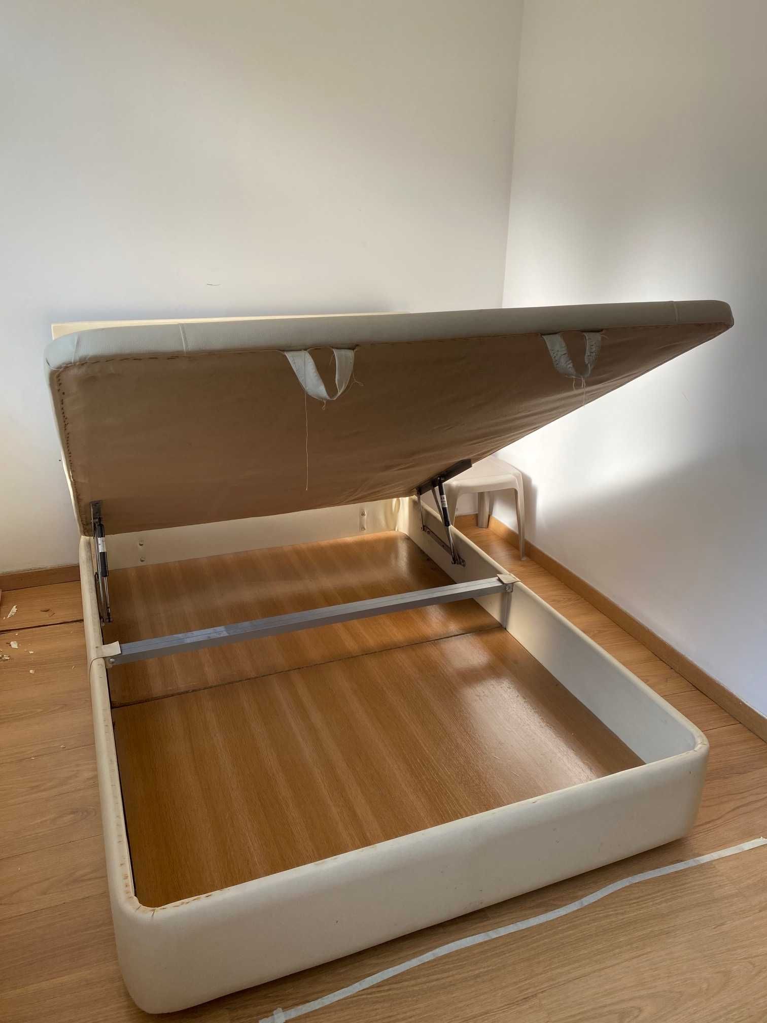 Sommier/ Cama c/ arrumação - Napa branca/creme
