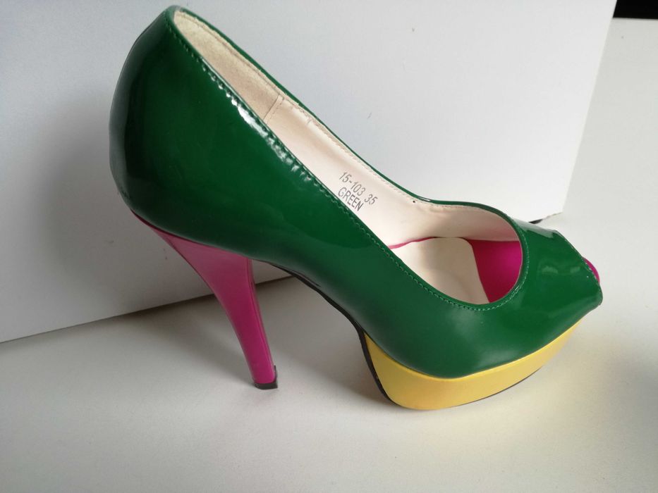 Kolorowe sandały na obcasach  Jak nowe  35