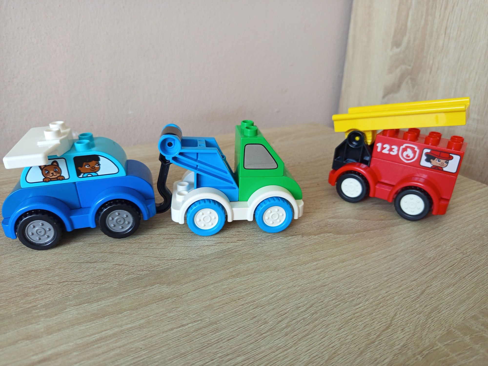 Pojazdy LEGO Duplo autka holownik straż
