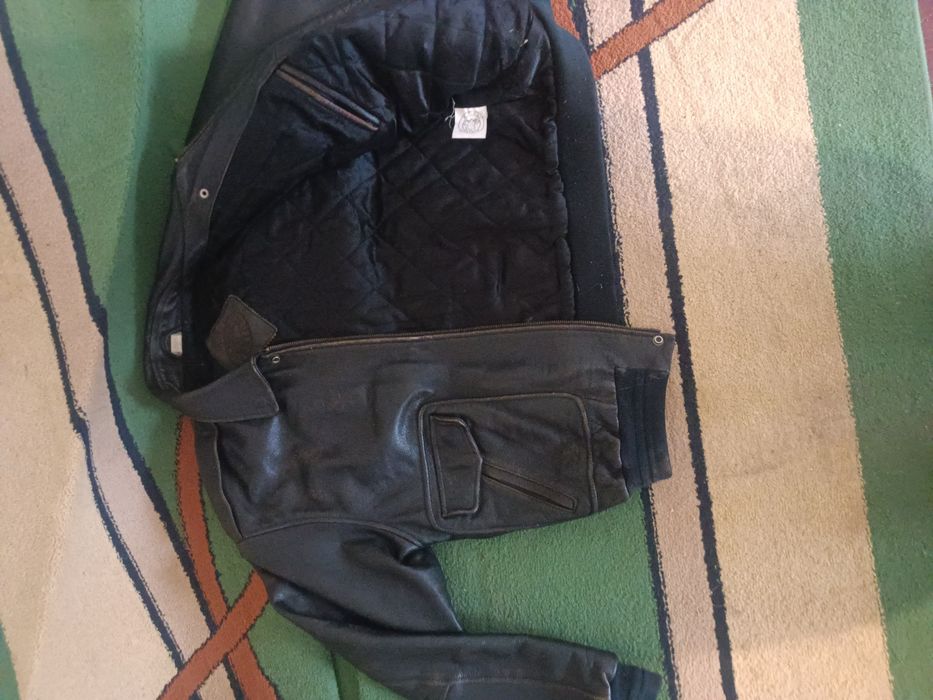 Стильная мужская кожаная куртка БОМБЕР