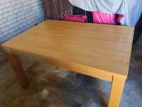 Stół drewniany 140 x 95 – stabilny, lekkie uszkodzenie blatu