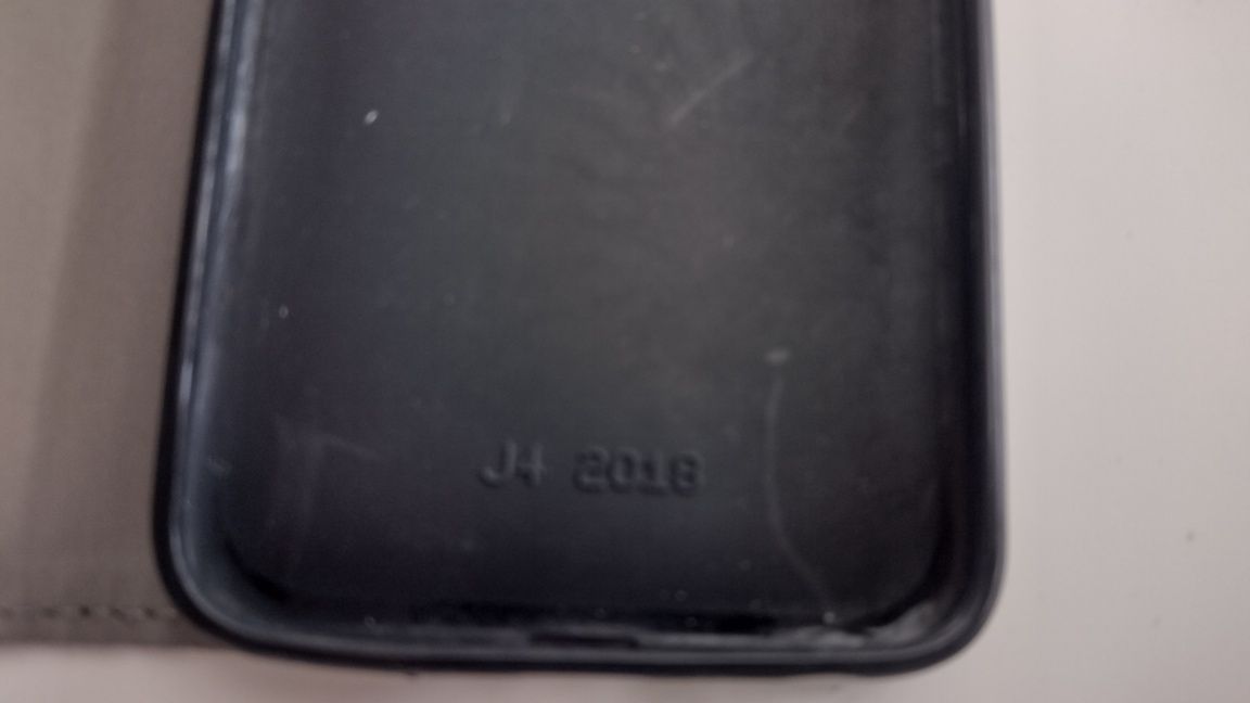 Nowe etui do telefonu J 4 2018 grafitowe