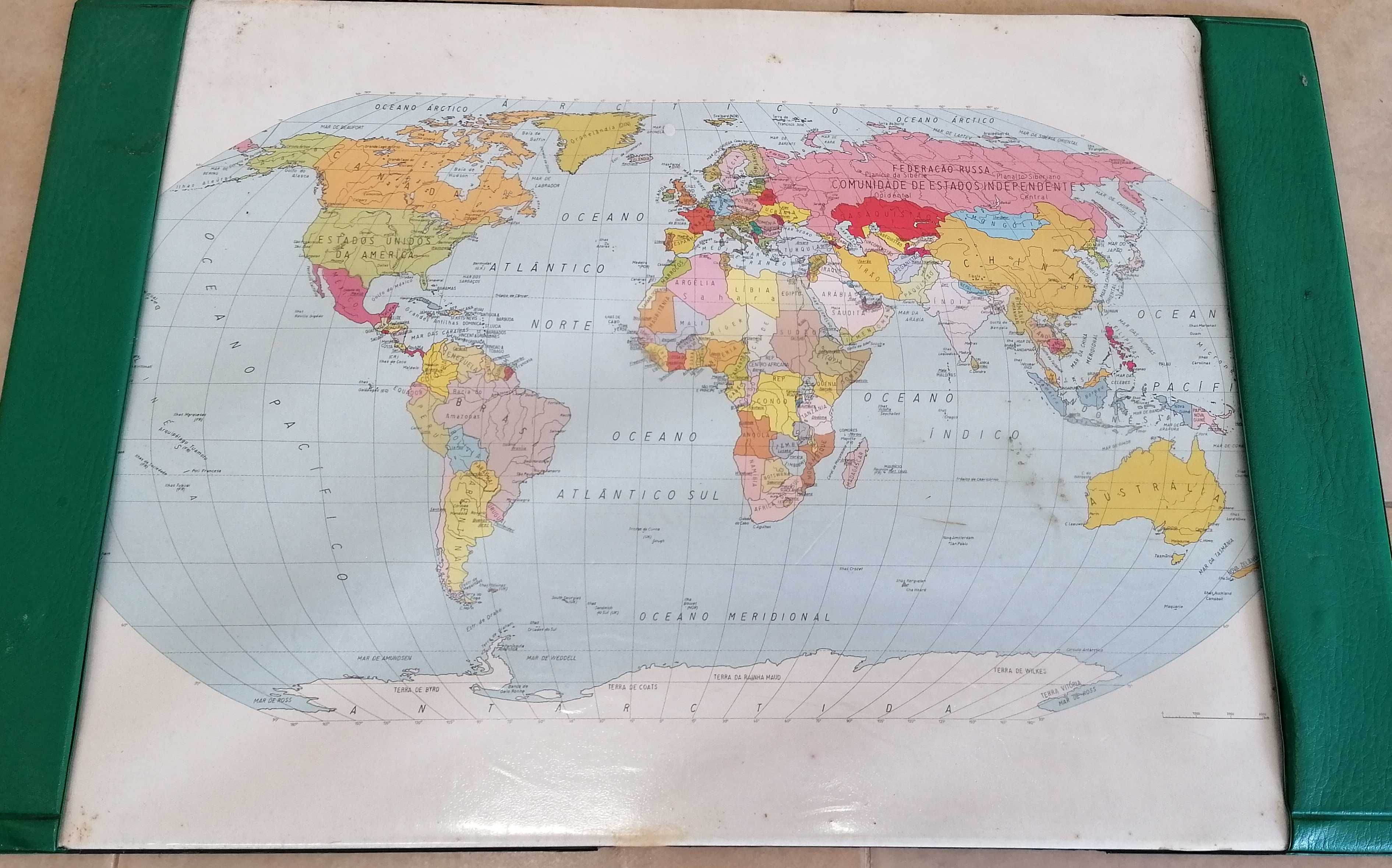 Protetor de secretaria , "mapa mundo", os dois por 5€