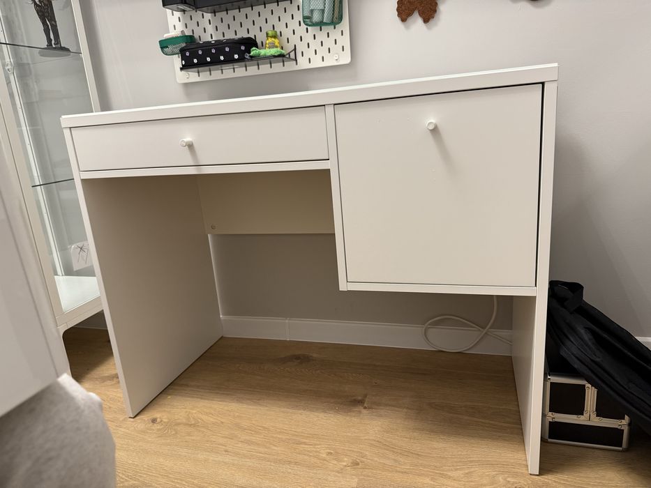 Biurko ikea wraz z szybą.