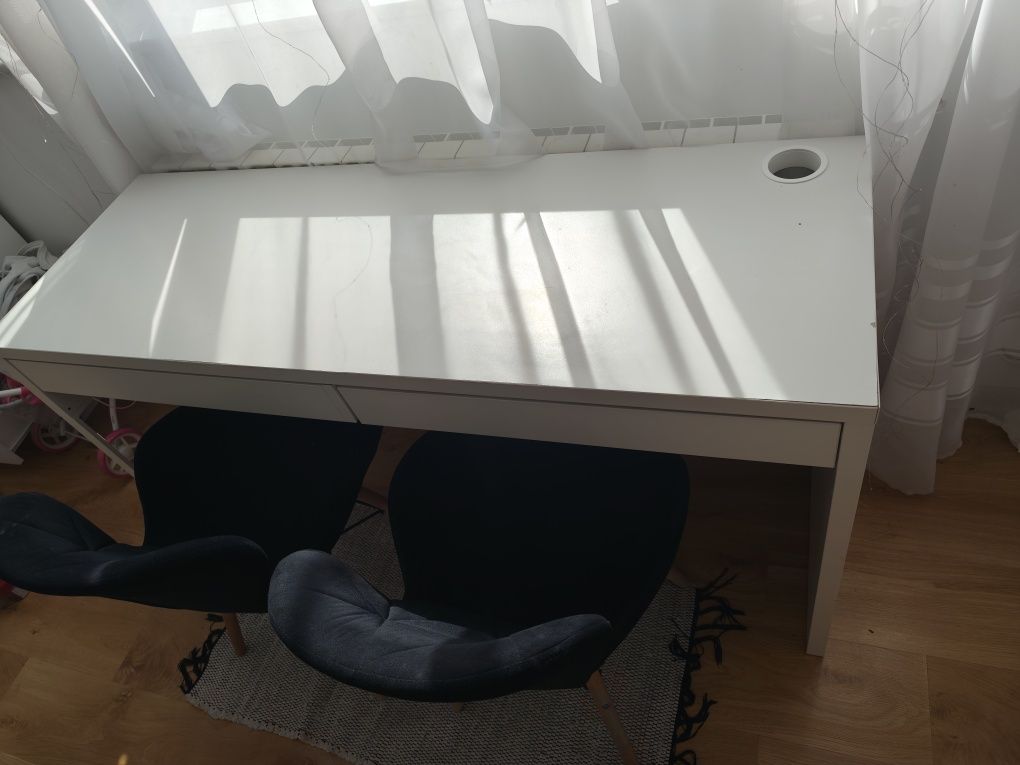 Duże biurko i krzesła