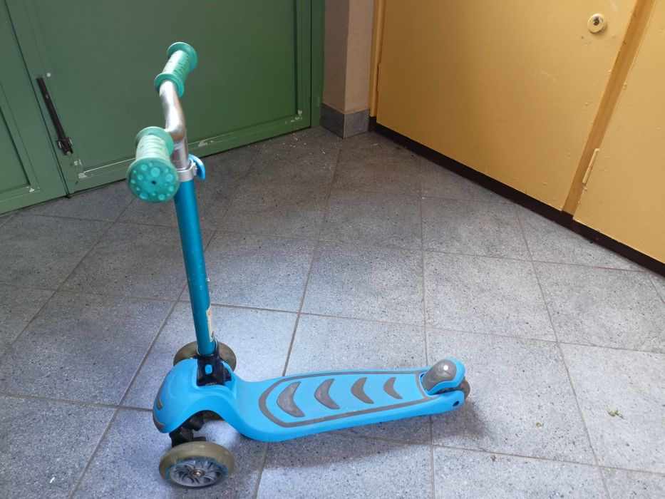 Hulajnoga trójkołowa