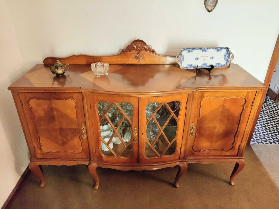 Móvel / Aparador / Louceiro clássico em madeira