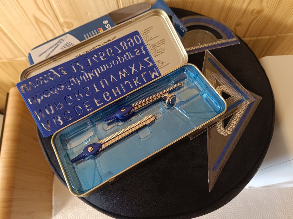 Conjunto de 2 compassos Staedtler com transferidor e 2 esquadros