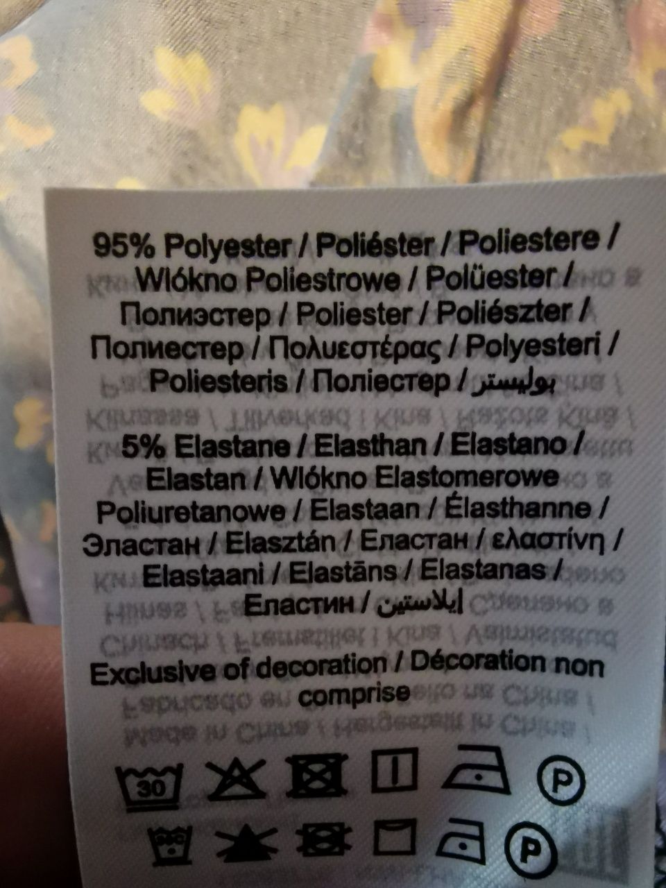 Sukienka w kwiaty z połyskiem, kopertowy dekolt Vila