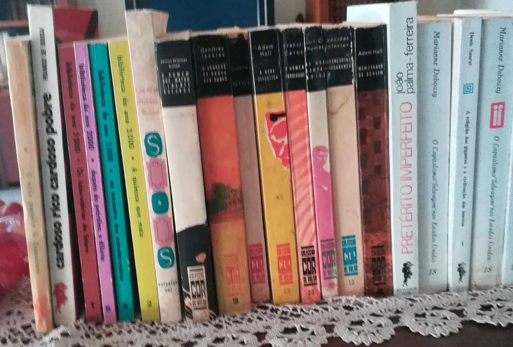 32 livros com temas variados da editora  Estudios Cor