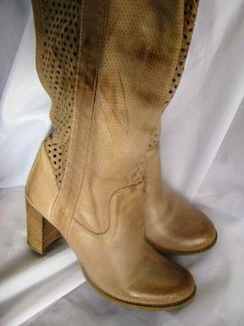 Botas lindas camel em pele manchada com furinhos