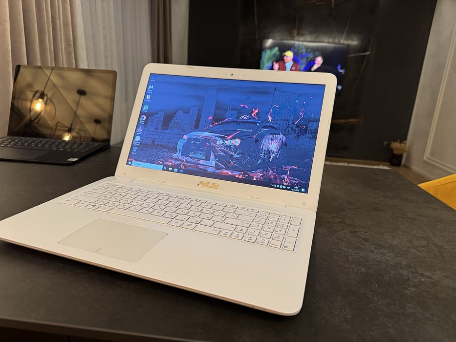 Asus r558u wite/ 15.6" core i5-7200u/ 8 гб  /HDD 1 Tб/ бат. 3ч.